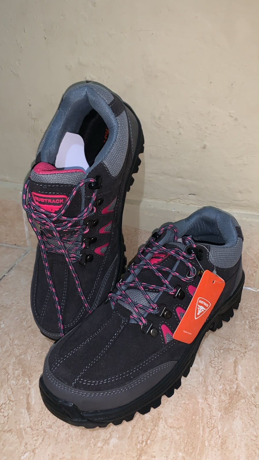 Sepatu Rubtrack Black Low-Cut